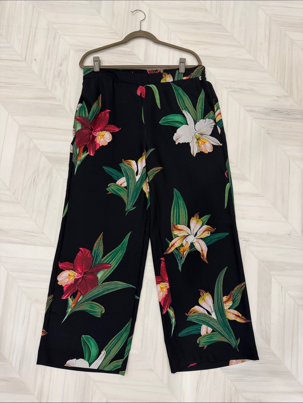 Chico's Black Wide-Leg Floral Crop Pants